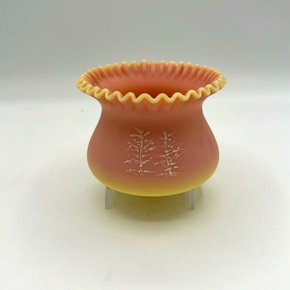 Thomas Webb Burmese Glass Bowl/Vase.  It glows! - Picture 1 of 8